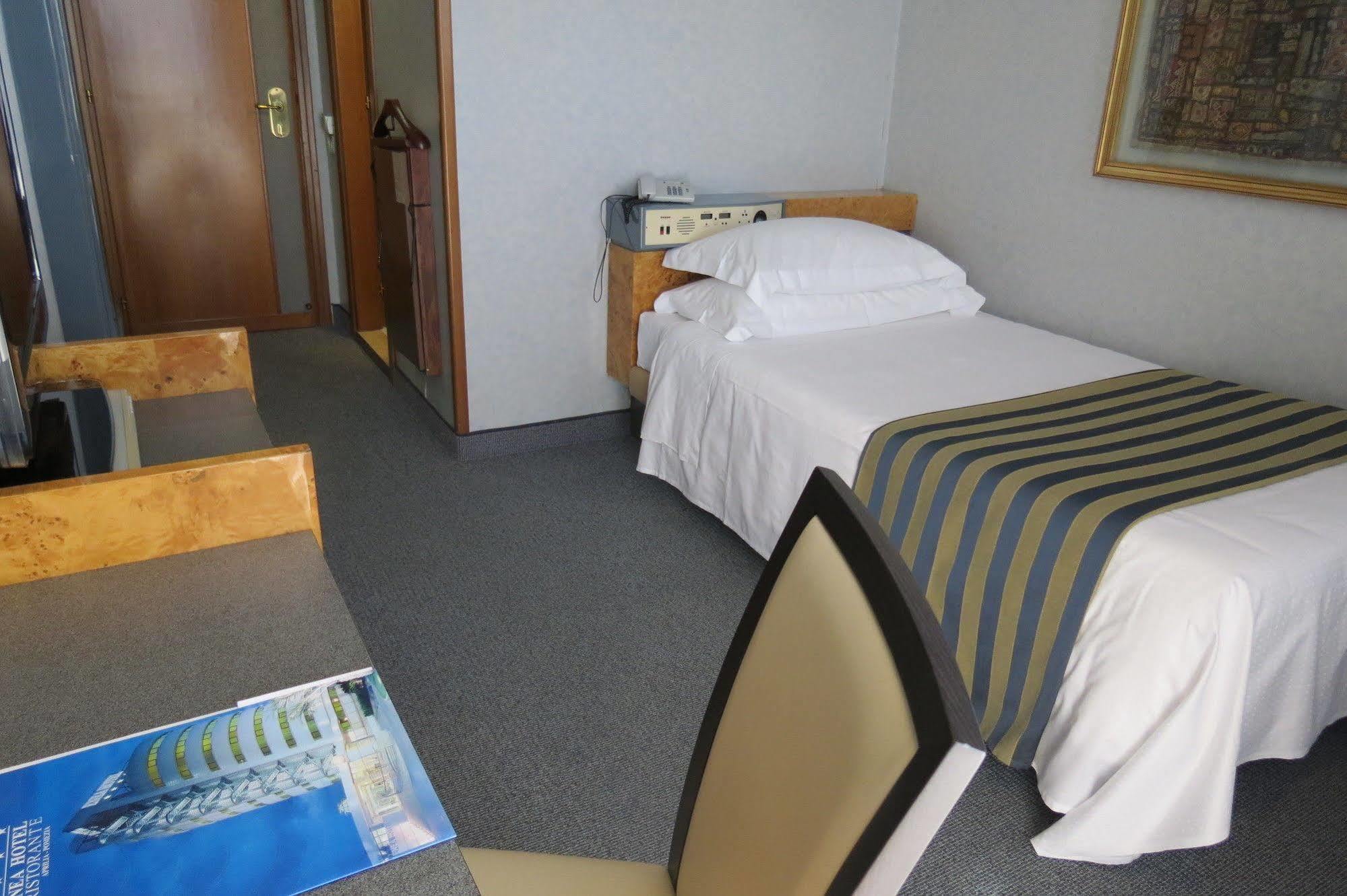 Enea Hotel Pomezia Eksteriør billede
